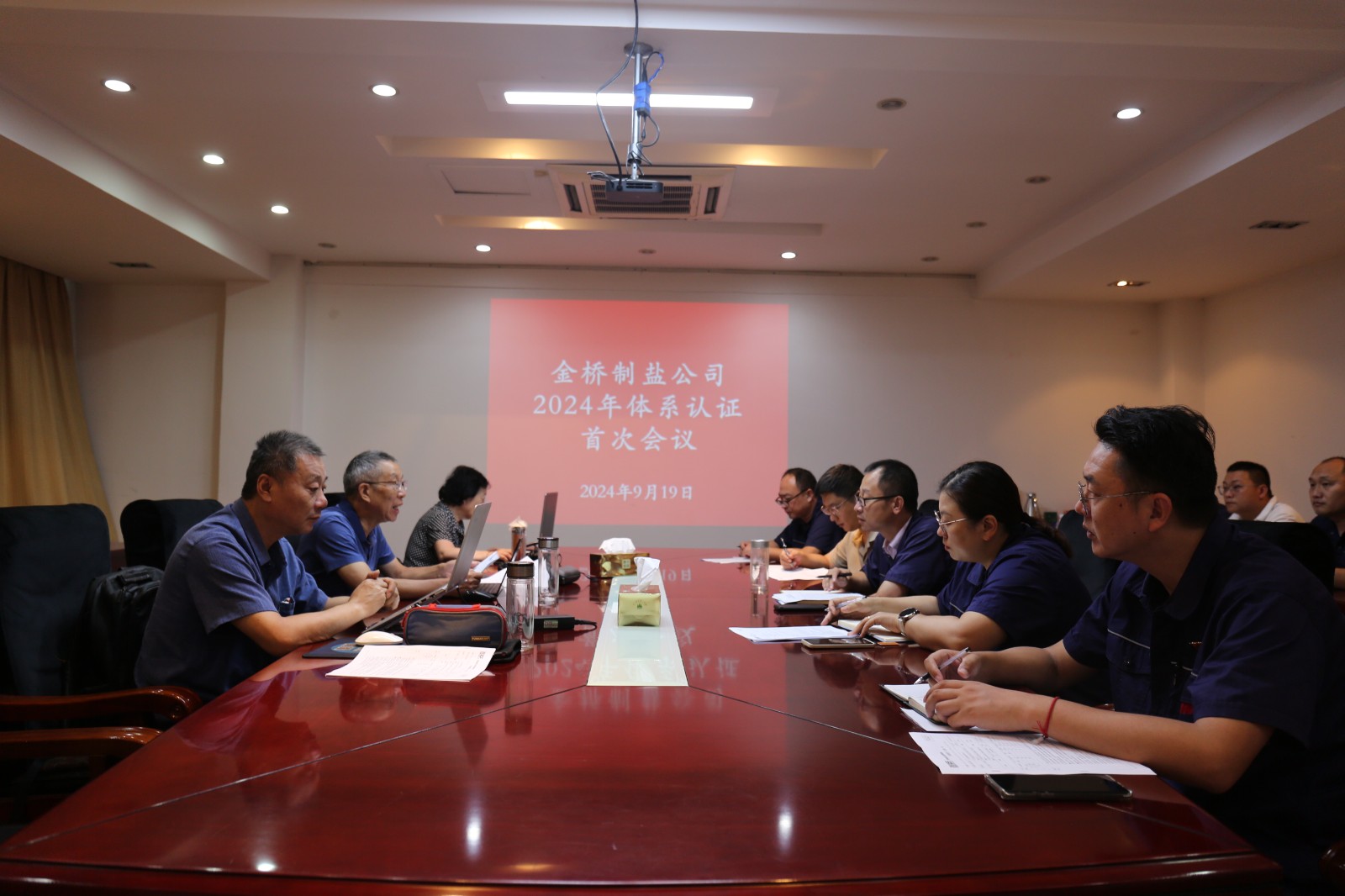 近日，金橋制鹽公司通過北京世標(biāo)認(rèn)證中心審核，給予食品安全管理體系、環(huán)境管理體系和職業(yè)健康安全管理體系認(rèn)證“保持認(rèn)證資格”的監(jiān)督審核結(jié)論，給予質(zhì)量管理體系認(rèn)證“再次注冊(cè)”的再認(rèn)證審核結(jié)論。通過審核，是對(duì)公司精細(xì)化管理成果的檢驗(yàn)，促進(jìn)公司內(nèi)控管理水平持續(xù)提升。（李曉月）