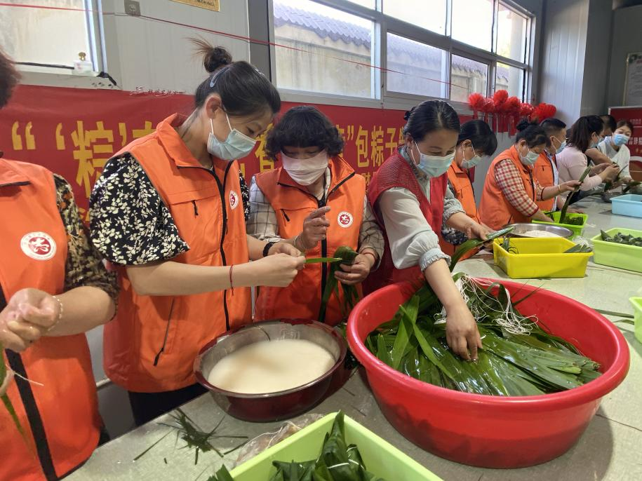 青口供電所黨支部聯(lián)合生產(chǎn)生活服務(wù)中心分會(huì)、黃沙坨社區(qū)，共同舉辦“悠悠艾草香 濃濃端午情”系列活動(dòng)。.png
